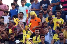 کری خوانی جالب  هواداران پارس جنوبی جم برای پرسپولیسی‌ها