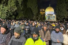 حضور ده‌ها هزار فلسطینی در مسجدالاقصی با بی‌اعتنایی به تهدیدات تل‌آویو