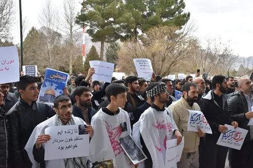 تجمع دانشجویان کرمانشاهی در فرودگاه شهید اشرفی