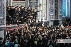 ورود پیکر مطهر رهبر شهید به حریم نورانی ضریح امام رضا (ع) برای زیارت و طواف + فیلم