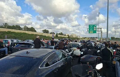 تصاویری از ازدحام و ترافیک سنگین در بزرگراه ۴۳۱ و تلاش نیرو&zwnj;های اشغالگر برای خنثی کردن بمب کار گذاشته شده در کنار این بزرگراه