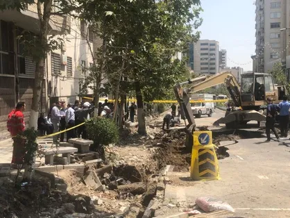 لودر حادثه&zwnj;ساز؛ وقتی عملیات عمرانی باعث ترکیدن لوله و قطعی آب شد + فیلم