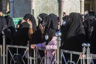 همزمان با سالروز شهادت حضرت فاطمه(س) از ساعت ۹ صبح دسته عزای خادمان و زائران حرم مطهر بانوی کرامت از مسجد امام حسن عسکری علیه السلام تا حرم مطهر حضرت معصومه سلام الله علیها برپا 