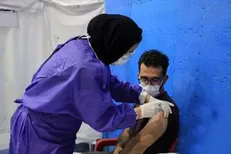 متولدین ۱۳۶۰ و قبل برای واکسن در salamat.gov.ir ثبت نام کنند