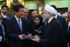 بازدید روحانی و «آبه» از نمایشگاه نودمین سالگرد روابط ایران وژاپن