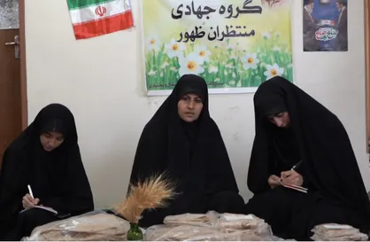 زنان روستای کاکلک با پخت نان پای کار وطن شدند+ فیلم