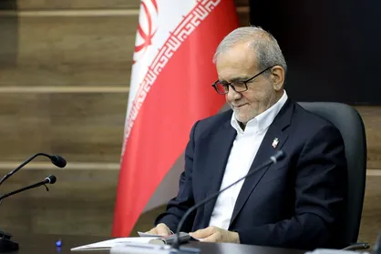 پزشکیان: دست کسی که بتواند یک راه&zwnj;حل بهتری برای برون رفت از مشکلات ارائه کند می&zwnj;بوسیم + فیلم