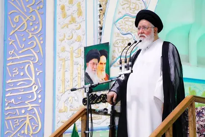 امام جمعه مشهد: خبرنگاران انقلابی در صف اول جبهه فداکاری هستند