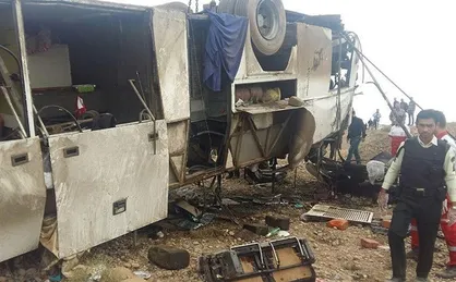 واژگونی اتوبوس در سمنان ۳۰ کشته و مصدوم برجای گذاشت