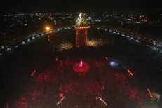 بدرقه پرشور مسافران کشتی امام حسین (ع) به سمت مشایه/ حاج حسین یکتا نقش دفاع مقدس در باز شدن مسیر کربلا را روایت کرد + فیلم
