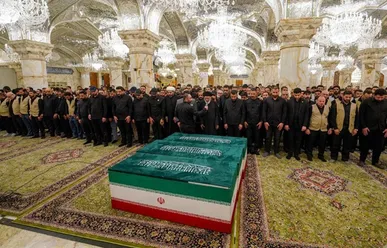 سحرگاه امروز؛ قاب‌هایی از تشییع و اقامه نماز بر پیکر‌های شهدای خانوادۀ «آقای شهید ایران» در حرم مطهر حضرت امیرالمومنین علیه‌السلام؛ نجف اشرف