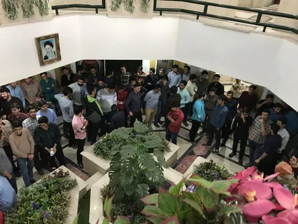 تجمع دانشجویان دانشگاه صنعت نفت اهواز در اعتراض به عملکرد مسئولان دانشگاه/ ممانعت حراست از ورود دانشجویان + تصاویر