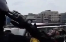 احترام نظامی سرباز به فرماندهان شهید؛ هم‌اکنون میدان انقلاب