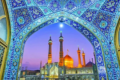 حال و هوا حرم مطهر بانوی کرامت در شب ولادت امام هادی علیه السلام + فیلم