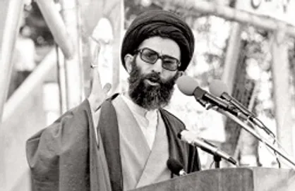 ۱۰ ویژگی سبک تفسیری آیت&zwnj;الله خامنه&zwnj;ای در ۳۵ سالگی