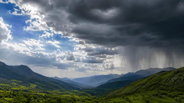رگبار و رعدوبرق در راه اردبیل
