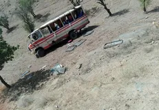 تصادف سرویس دانش‌آموزان روستایی/ دست و پای ۸ دانش‌آموزان شکست