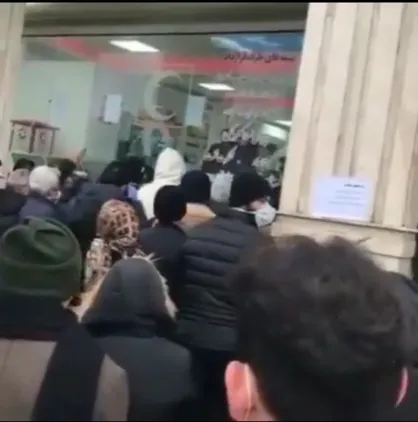 هلال احمر گیلان: تقاضا&zwnj;ها بیشتر از سهمیه دریافتی داروست / تجمع مردم مقابل داروخانه اجتناب&zwnj;ناپذیر است