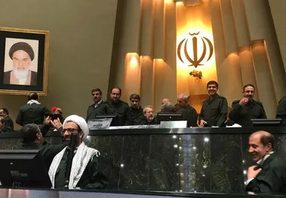 حضور نمایندگان در مجلس با لباس سبز رنگ به نشانه حمایت از سپاه