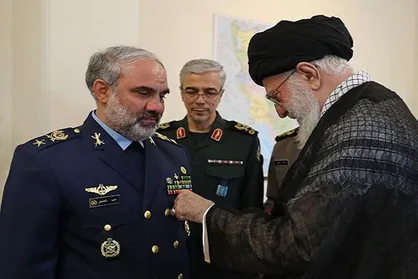 فرمانده کل قوا &laquo;نشان نصر&raquo; را به امیر سرتیپ شاه صفی اعطا کردند