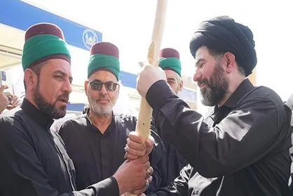 کاروان &laquo;از بحر تا نحر&raquo; به مقصد رسید؛ تقدیم بیرق به عتبه حسینی
