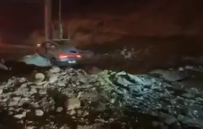 تصویری از گودال ایجاد شده در یکی از بزرگراه&zwnj;های قدس اشغالی بر اثر اصابت موشک ایرانی