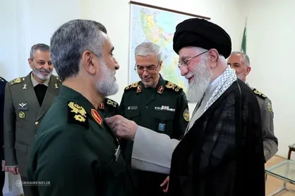 فرمانده کل قوا به سردار حاجی&zwnj;زاده &laquo;نشان فتح&raquo; اعطا کردند + عکس