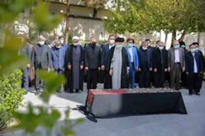 اقامه نماز رهبر انقلاب بر پیکر همسر شهید آیت&zwnj;الله مطهری