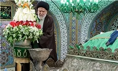 گل‌آرایی حرم امام رضا(ع) توسط خادمان و گلباران آستان توسط دختران مشهدی+عکس