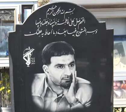 غبارروبی مزار پدر صنعت موشکی، شهید طهرانی مقدم توسط فرمانده شهید موشکی، سردار باقری/ اینجا مدفن کسی است که می&zwnj;خواست اسرائیل را نابود کند
