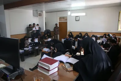 بازدید علمی - آموزشی دانشجویان رشته حقوق از دادگستری کرمان/حضور در دادگاه و پرونده خوانی
