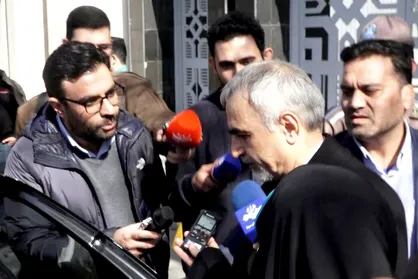فیلم/ عدم پاسخ حسین فریدون به سوال خبرنگاران هنگام خروج از دادگاه