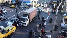 ساماندهی و بهسازی چهارراه امیراکرم با نصب رفیوژ میانی، سنگ‌فرش پیاده‌رو و باغچه