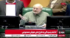 لاهوتی: آقای قالیباف! اجازه بدهید روز پرستار را تبریک بگویم/ قالیباف: خواهش کردم فقط در موضوع صحبت کنید؛ الان هم تبریک گفتید از دست ما در رفت!