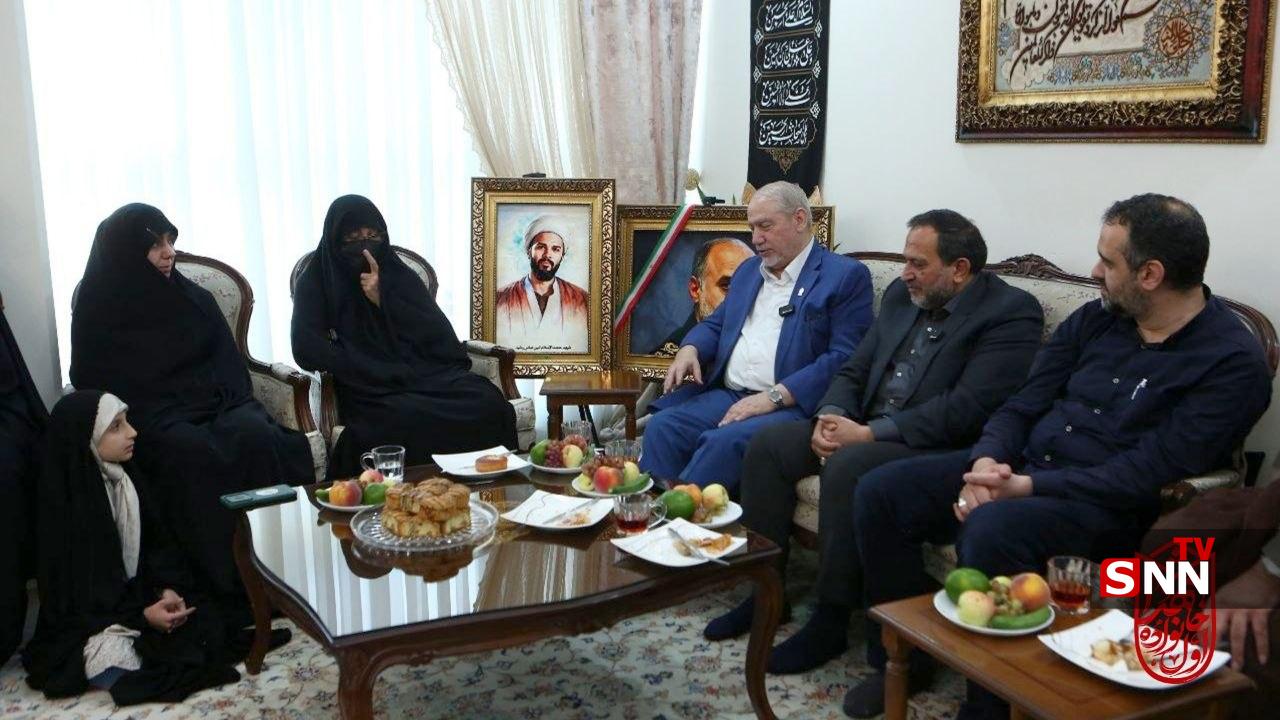 دیدار اعضای دفتر حفظ و نشر رهبر شهید انقلاب با خانواده سپهبد شهید رشید دیدار اعضای دفتر حفظ و نشر رهبر شهید انقلاب با خانواده سپهبد شهید رشید