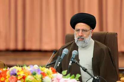 برای اصلاح و تغییر وضع موجود وارد میدان شدم و با تخریب و متلک مطلقاً جا نمی&zwnj;زنم/ کشور در ۸ سال گذشته به دلیل چشم دوختن مسئولان به خارج و دلارریزه کردن اقتصاد معطل ماند