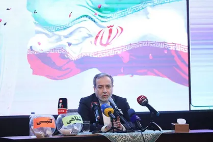 عراقچی: بزرگترین غافلگیری دشمن در جنگ ۱۲ روزه این بود که مردم متحد بودند / مقاومت کردیم تا دشمن خیال نکند با حمله می&zwnj;تواند نتیجه بگیرد + فیلم