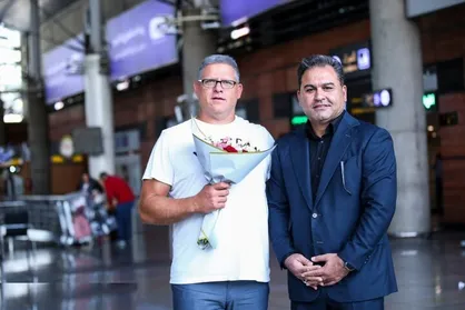 سرمربی یونانی تیم ملی بسکتبال وارد ایران شد