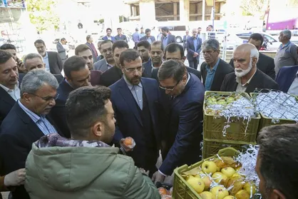 بازدید سرزده استاندار فارس از بازار؛ تأکید بر قیمت عادلانه کالاها