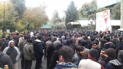 تجمع دانشجویان دانشگاه تهران در حمایت از مردم و برائت از آشوبگران / تهران دمشق نمیشه + تصاویر