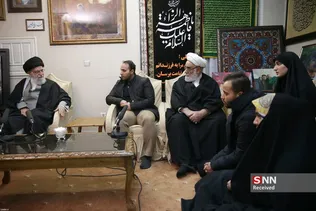 حضور رهبر معظم انقلاب اسلامی در منزل سردار شهید سپهبد سلیمانی