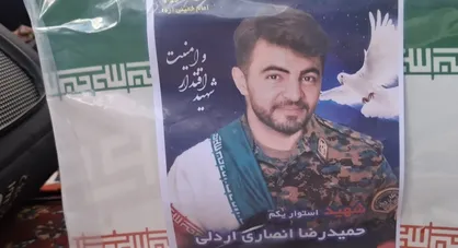 پیکر شهید حمیدرضا انصاری بر روی دستان روزه&zwnj;داران شهرکردی تشییع شد+ فیلم