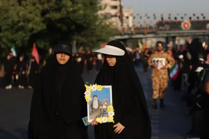 خبرنگار SNNTV: تا دقایقی دیگر؛ پیکر رهبر شهید انقلاب و خانواده ایشان از سمت دانشگاه تهران به سمت میدان آزادی  تشییع شود + فیلم