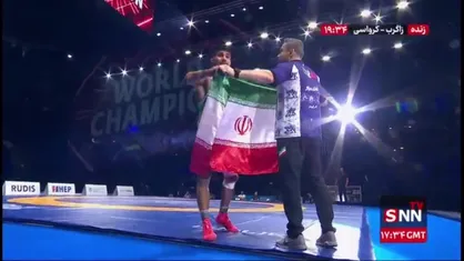 تعظیم فرخی به پرچم مقدس ایران