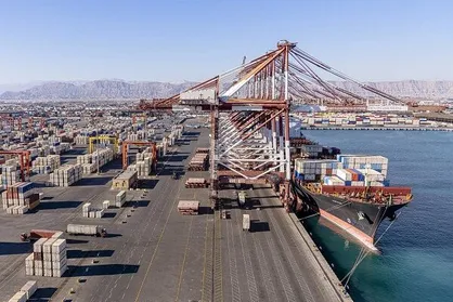 پهلوگیری نخستین کشتی کانتینربر در بندرشهید رجایی پس از محاصره دریایی