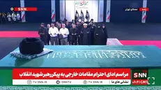 ببینید| ادای احترام هیئتی از اداره عالی مسلمانان گرجستان به پیکر رهبر شهید