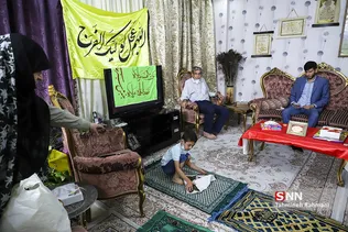 خانم کاظمی در ایام کرونا به هر مناسبتی، مراسم مولودی خانگی را در خانه اش با تعداد محدود و رعایت دستورالعمل های بهداشتی برگزار می کند.