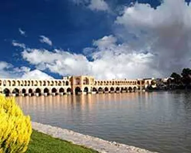 آب در بستر زاینده‌رود جاری شد