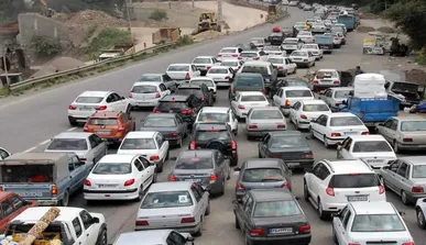 ترافیک پرحجم درجاده هراز وآزادراه‌های منتهی به تهران/مه‌گرفتگی در ارتفاعات چالوس وفیروزکوه