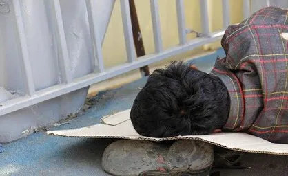 مقصر مشکلات ارزی کشور پیدا شد؛ ۷۰ کارتن خواب! / بانک مرکزی می&zwnj;خواهد مشکلات ارزی را به گردن ۷۰ صادرکننده&zwnj;ای بیندازد که ادعا می&zwnj;کند کارتن&zwnj;&lrm;خواب هستند